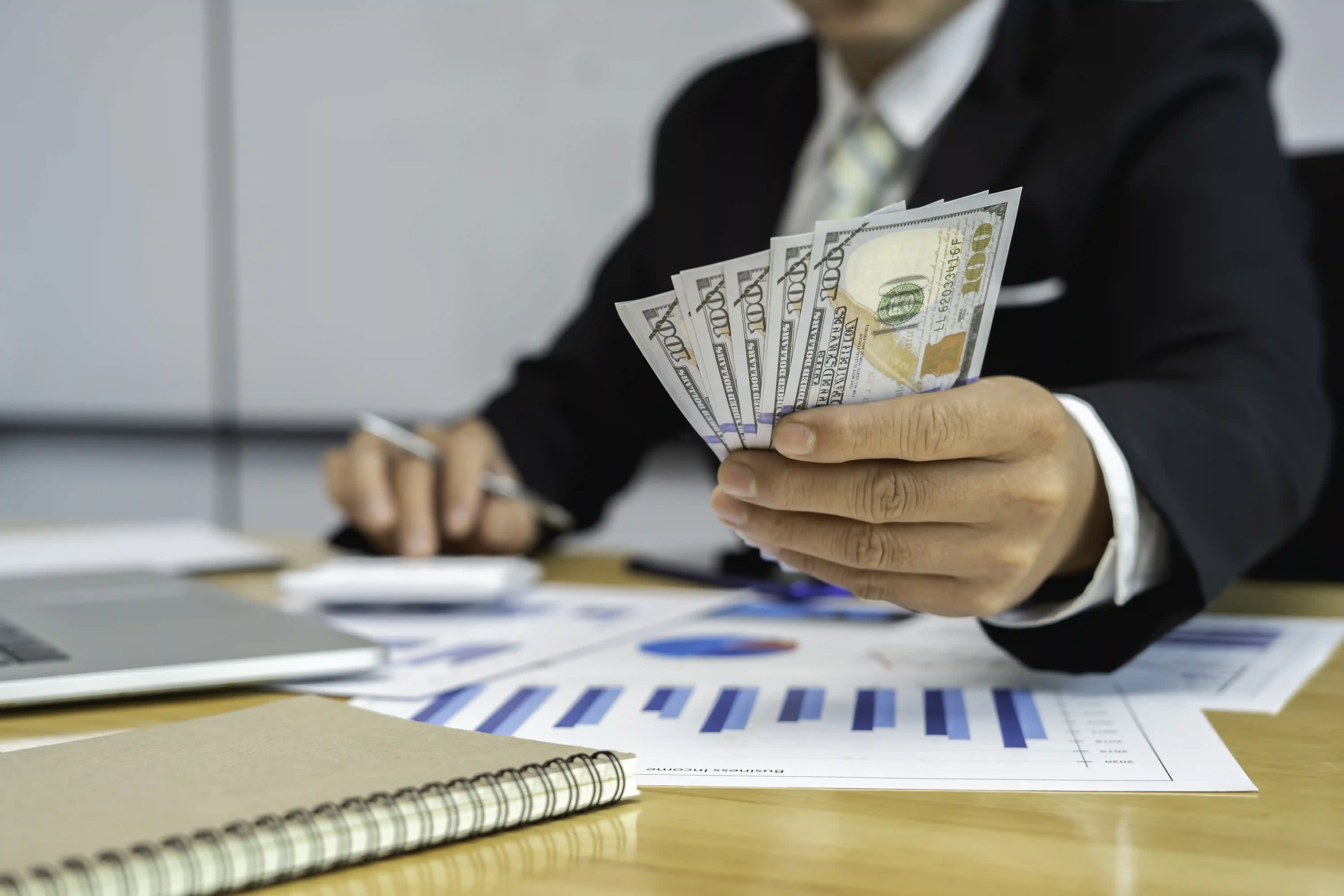 Persona con unos billetes en la mano