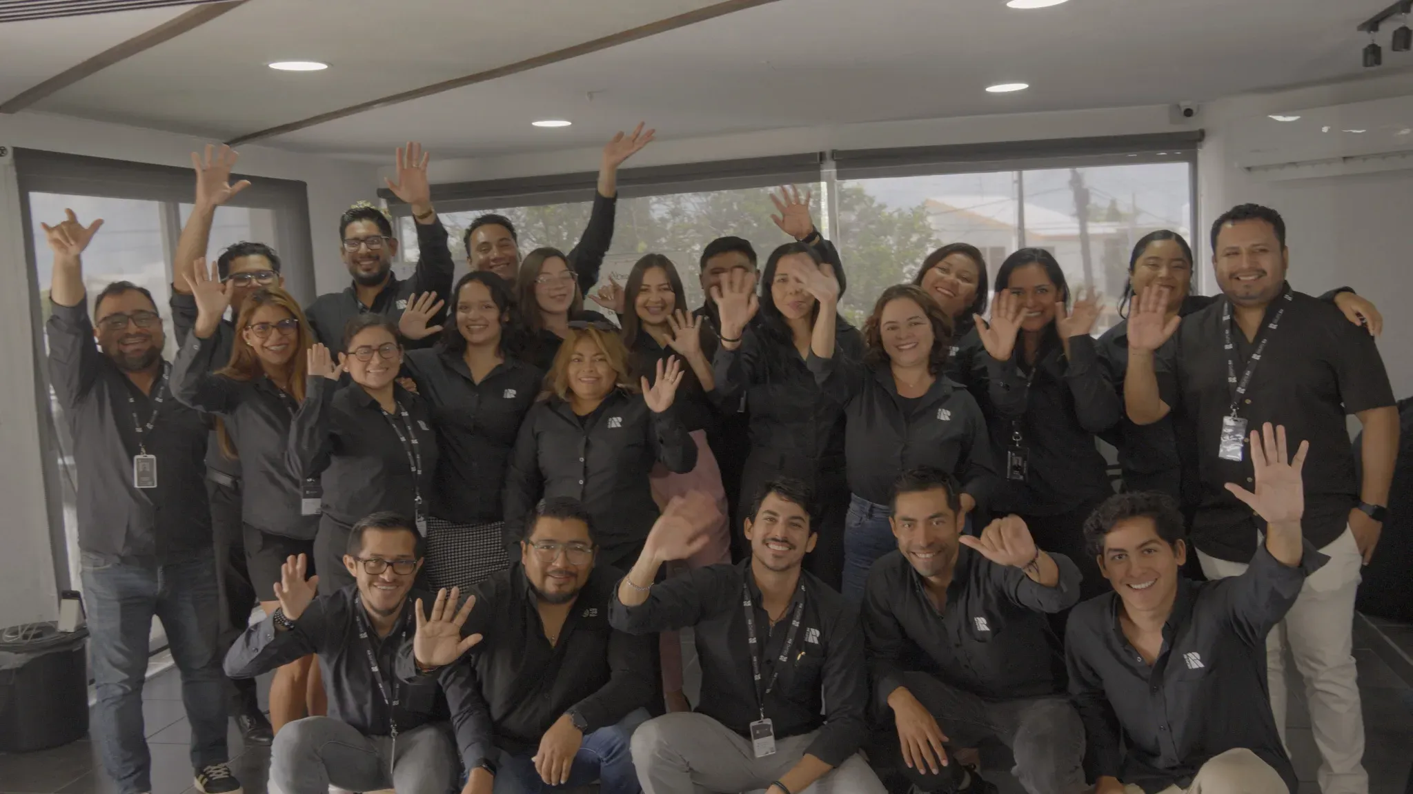 Imagen de una mano viendo graficas