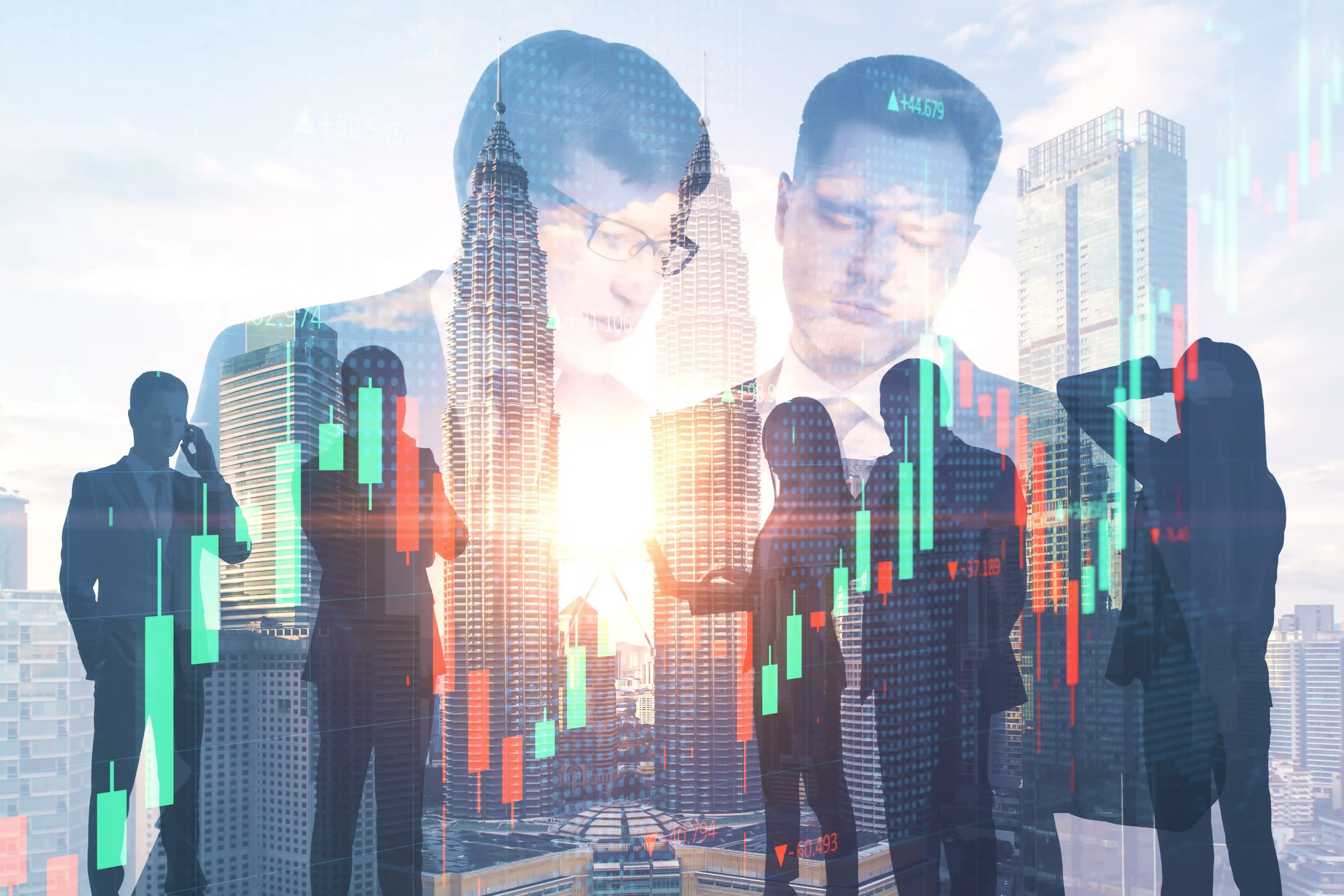 Mujer abriendo los brazos difrutando de yucatán