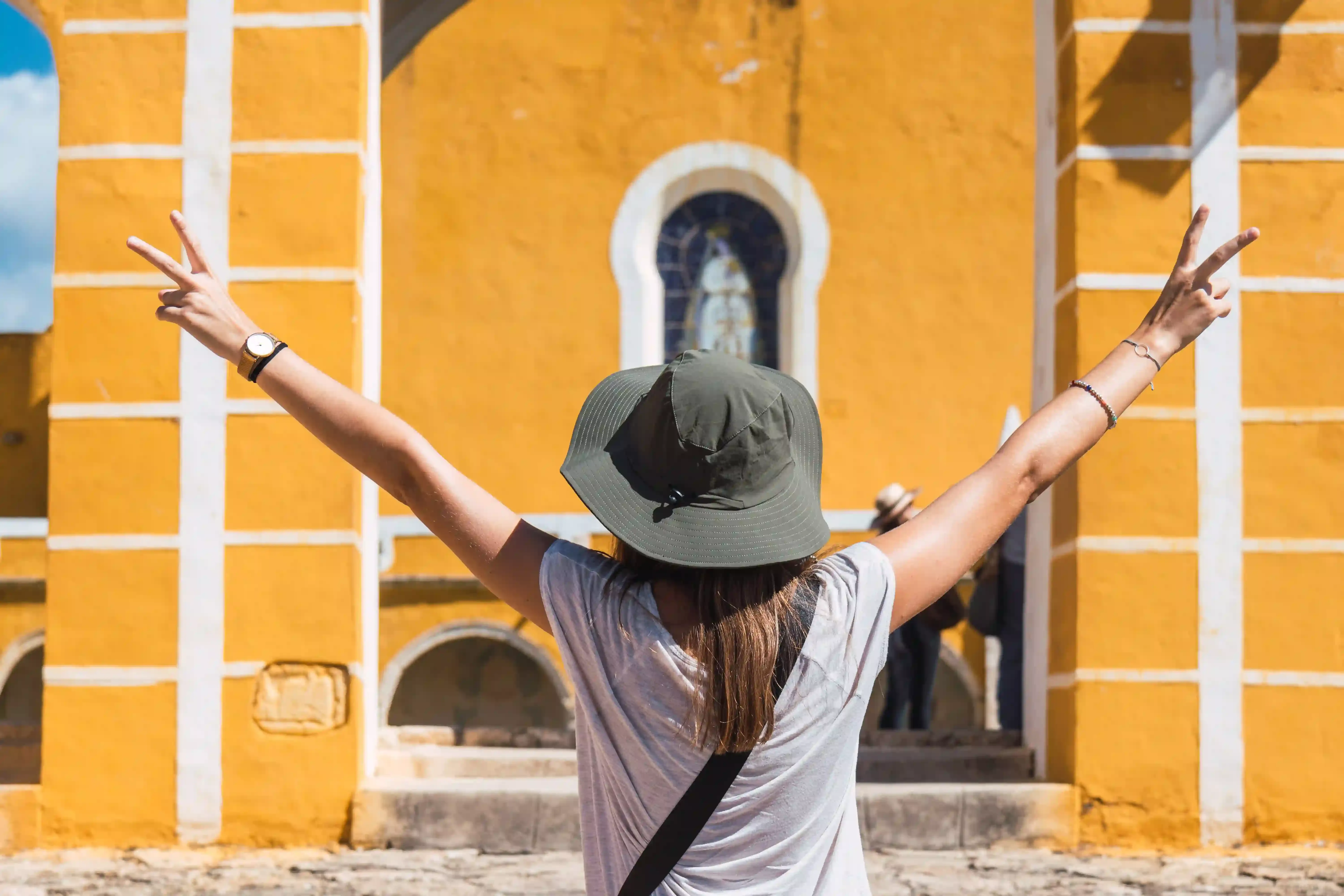 Mujer abriendo los brazos difrutando de yucatán