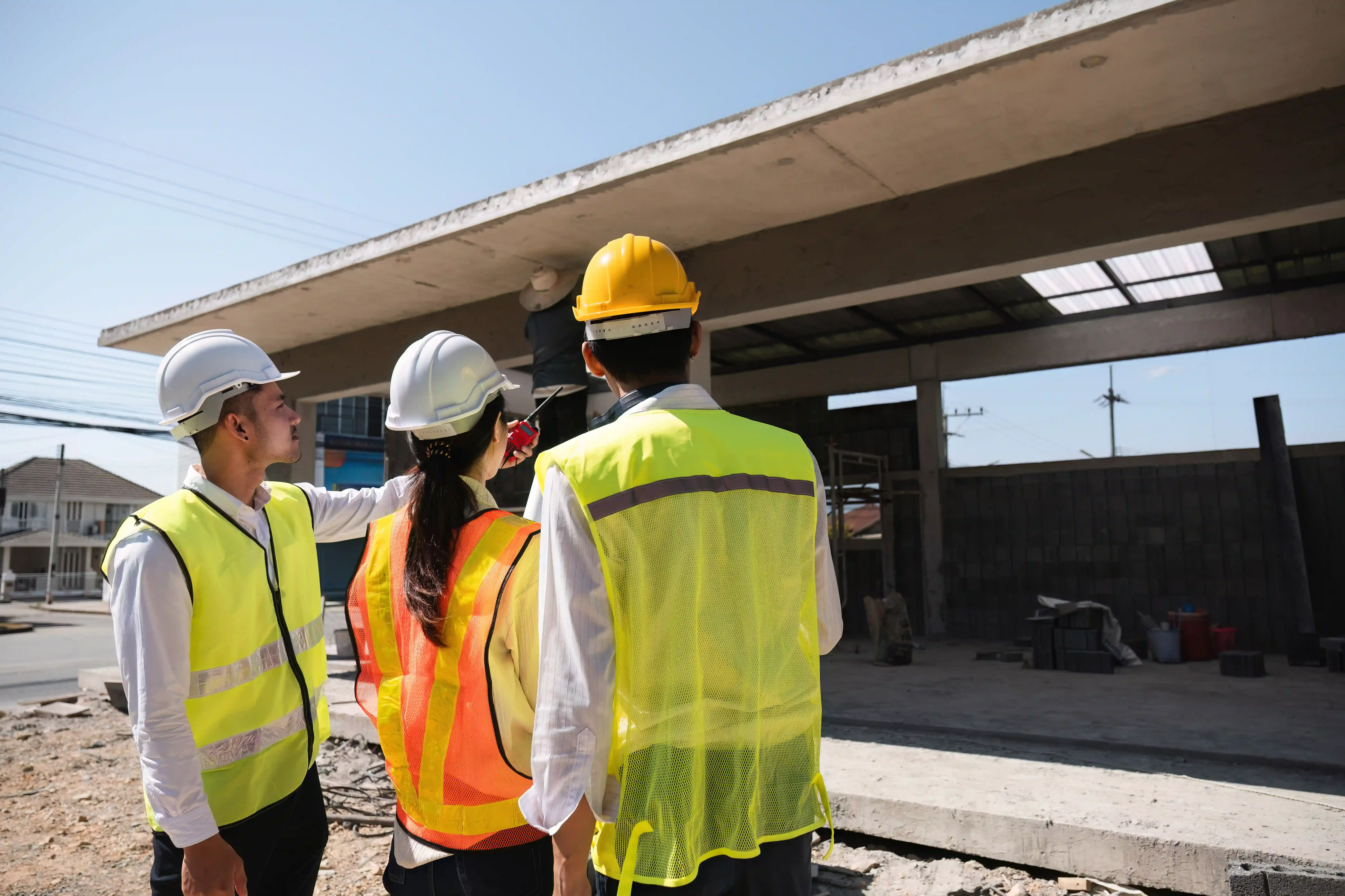 Arquitectos mirando la obra