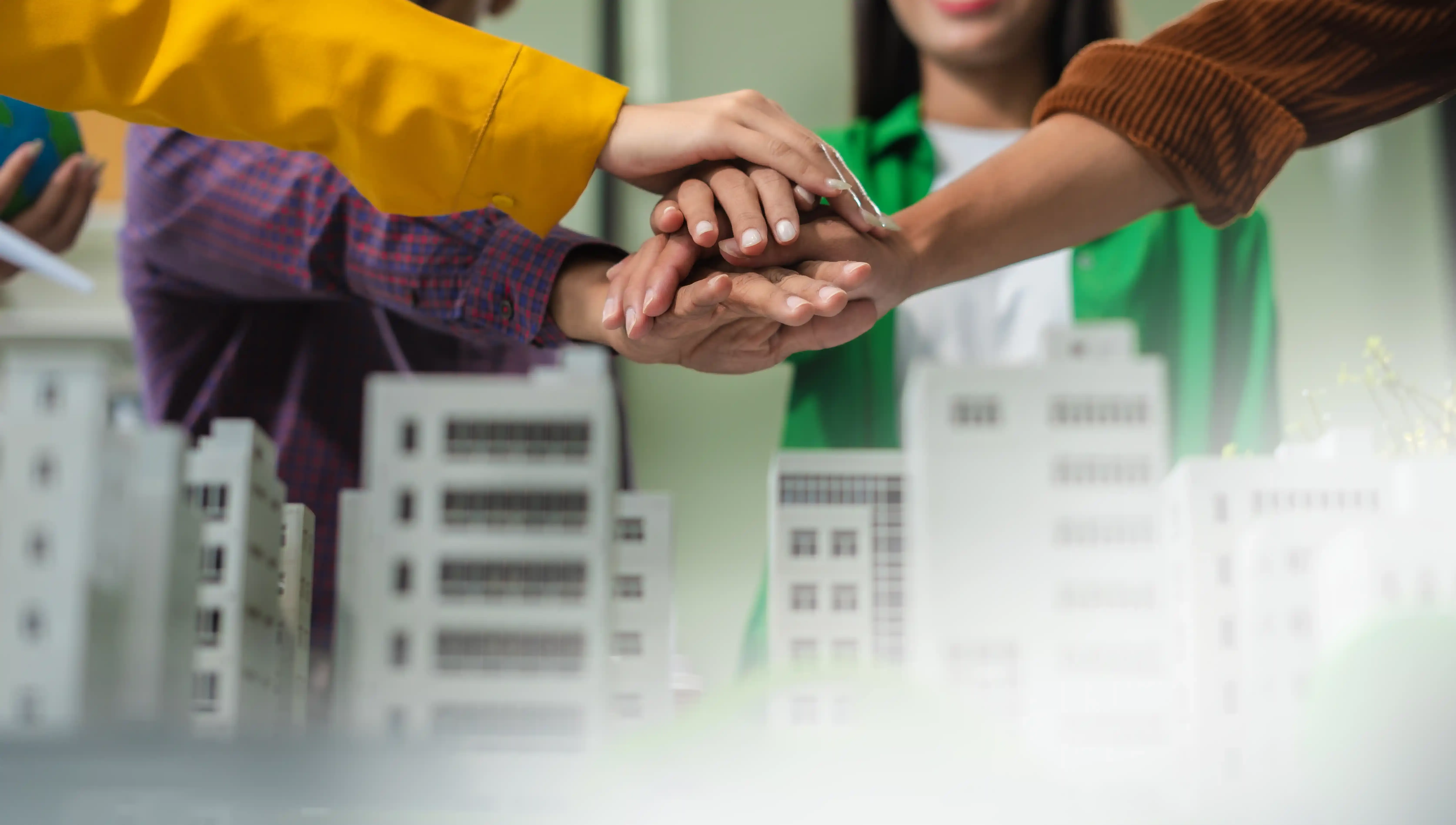 Personas uniendo sus manos