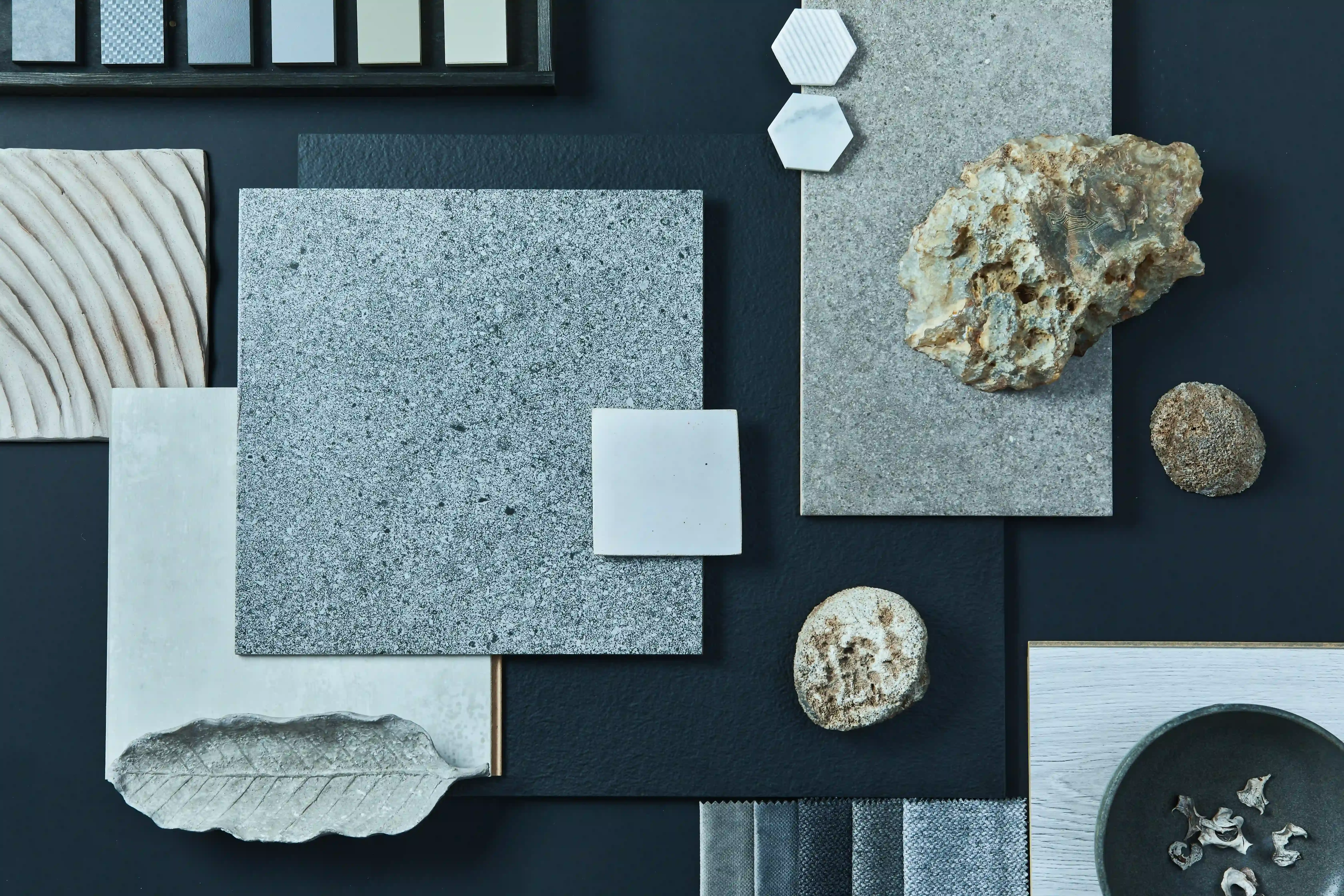 persona analizando datos