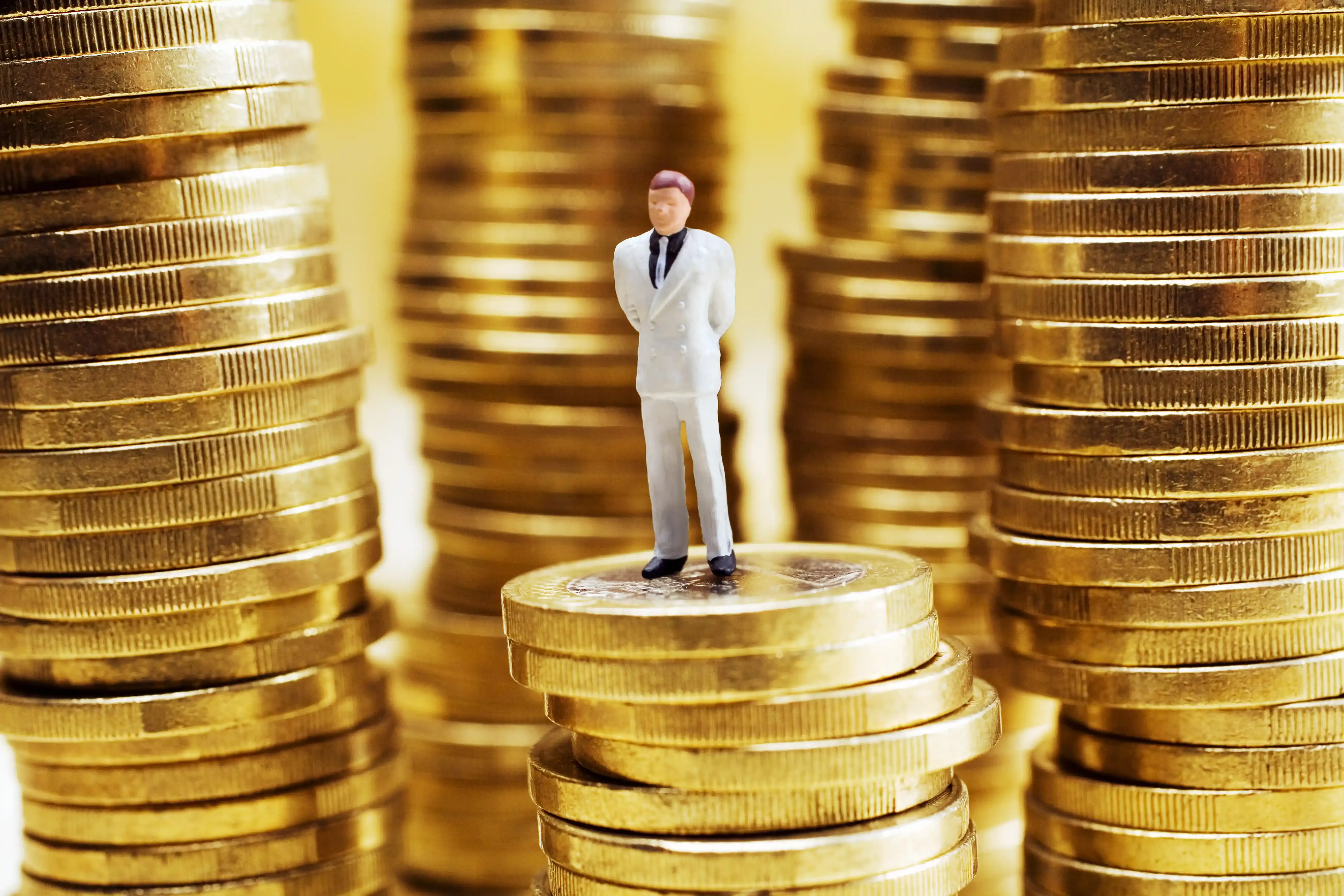 Imagen de una mano viendo graficas