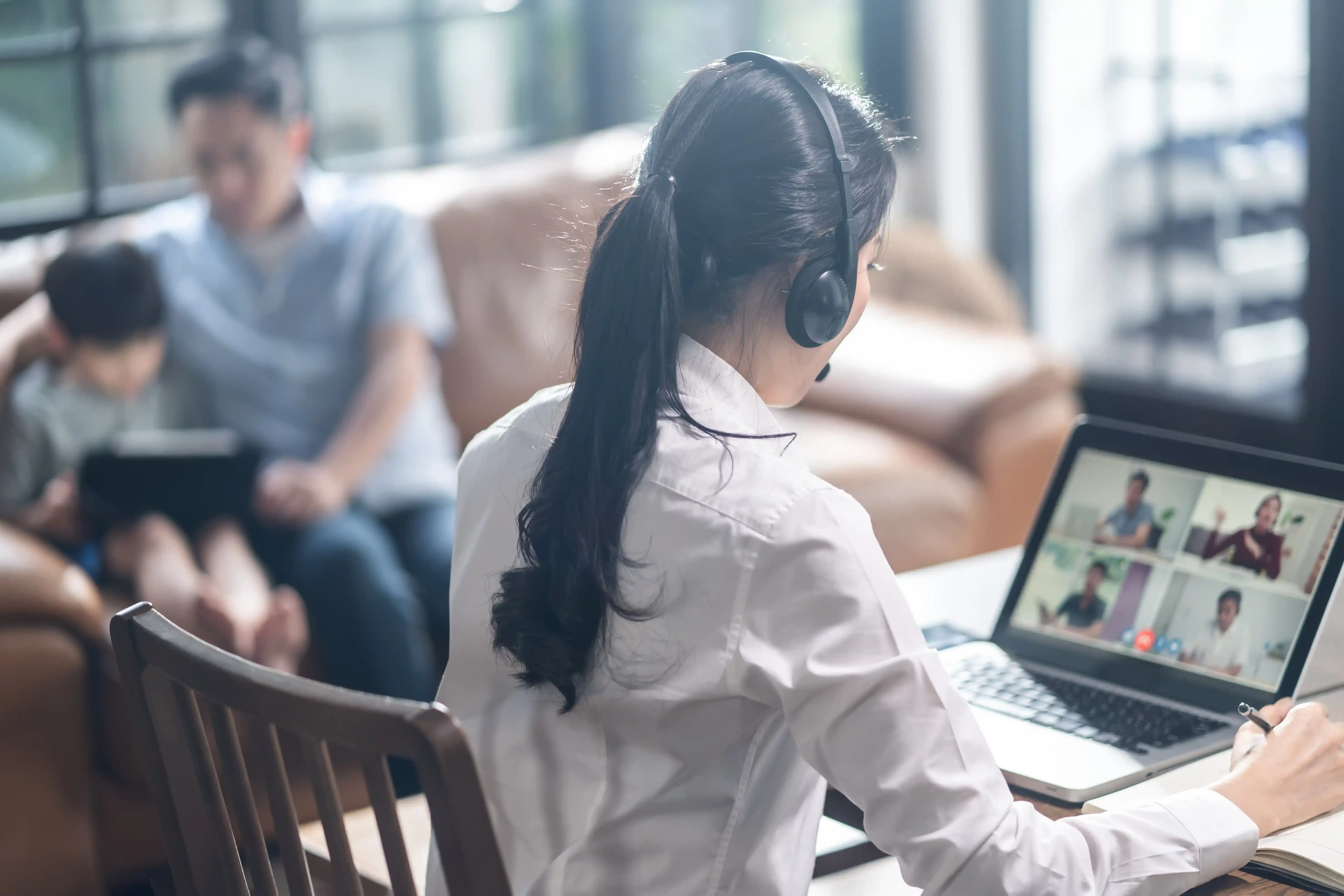 Imagen de una mano viendo graficas