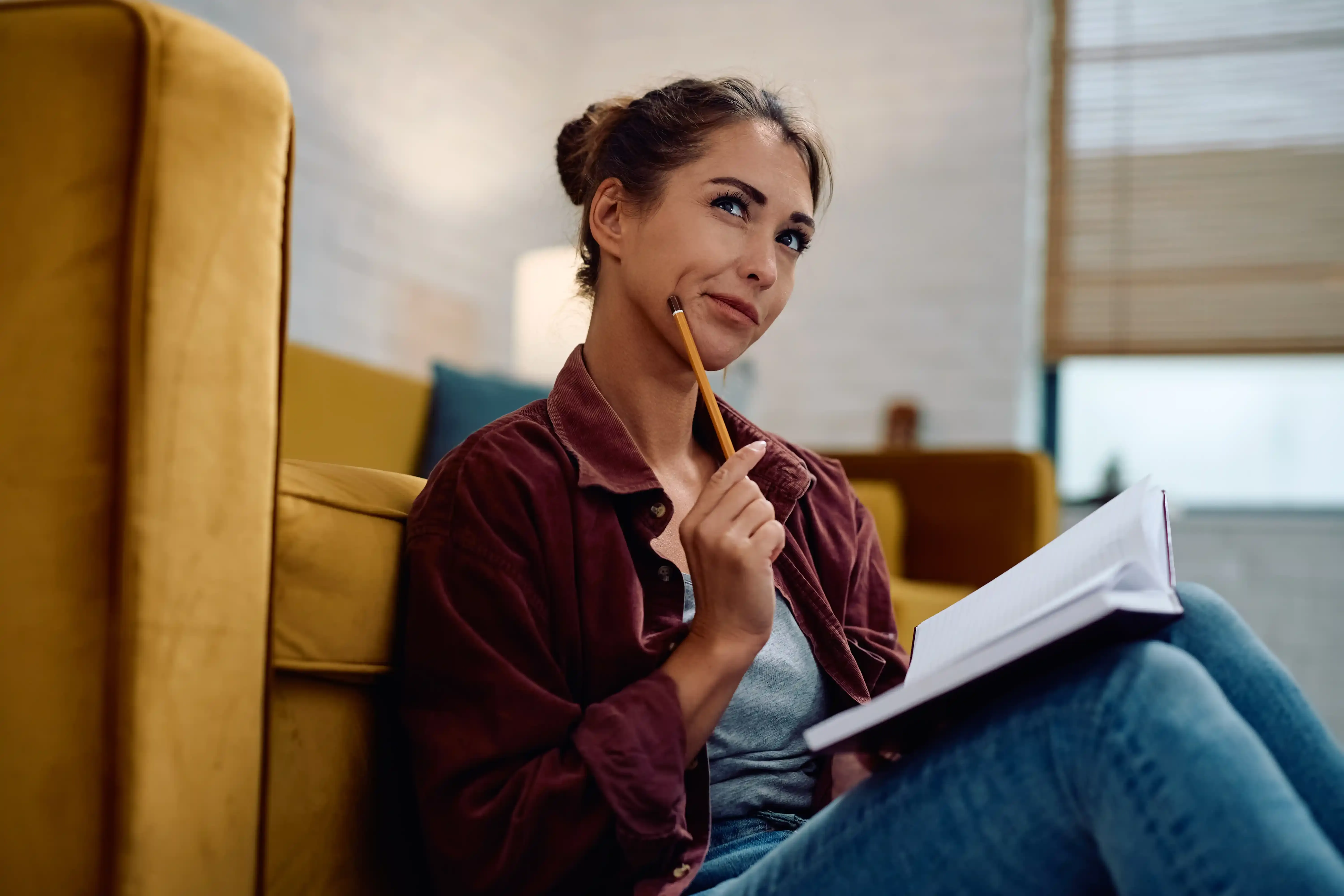 Imagen de una mano viendo graficas