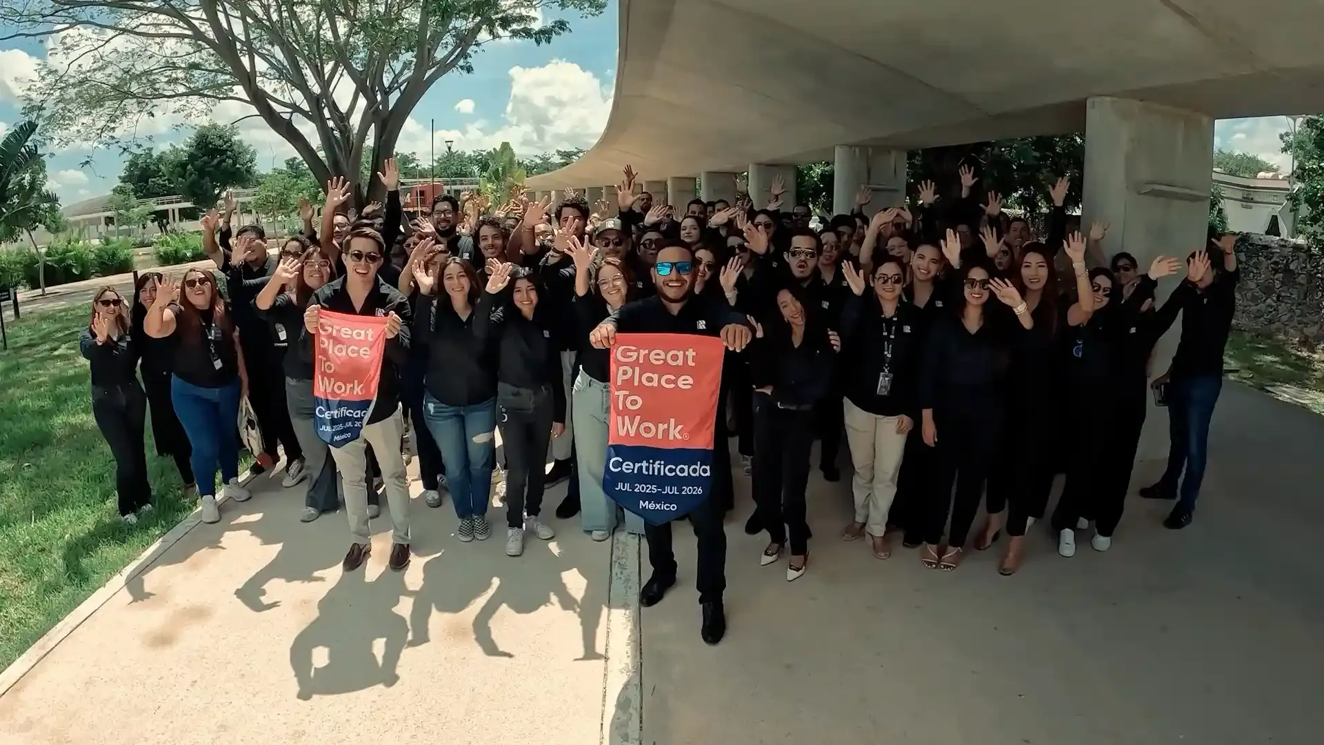 Mujer abriendo los brazos difrutando de yucatán