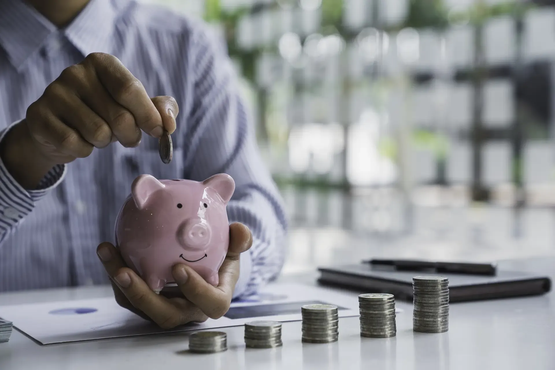 Imagen de una mano viendo graficas