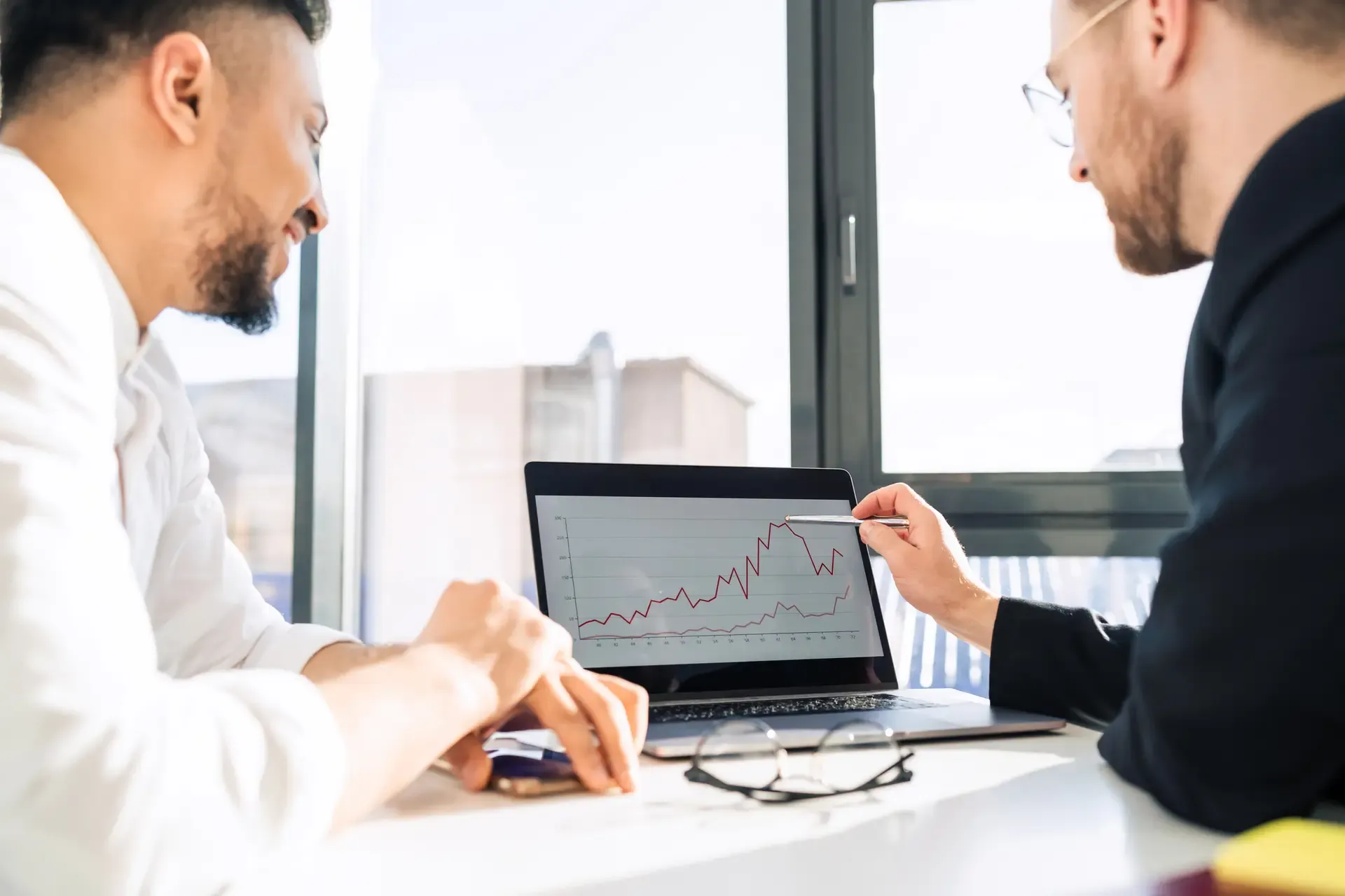 Imagen de una mano viendo graficas