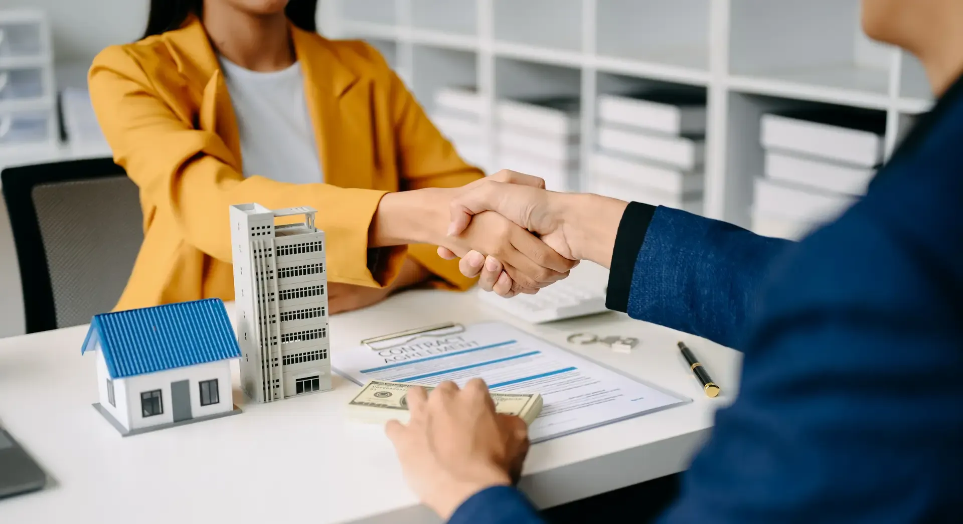 Imagen de una mano viendo graficas