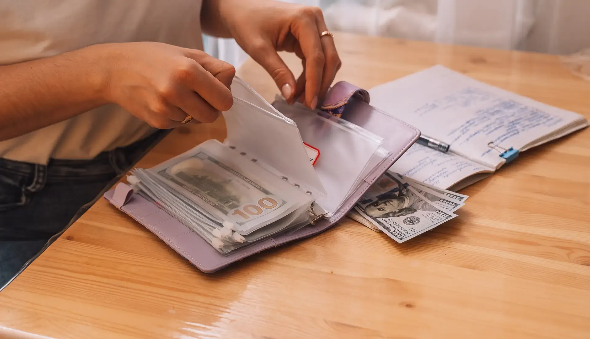 Imagen de una mano viendo graficas