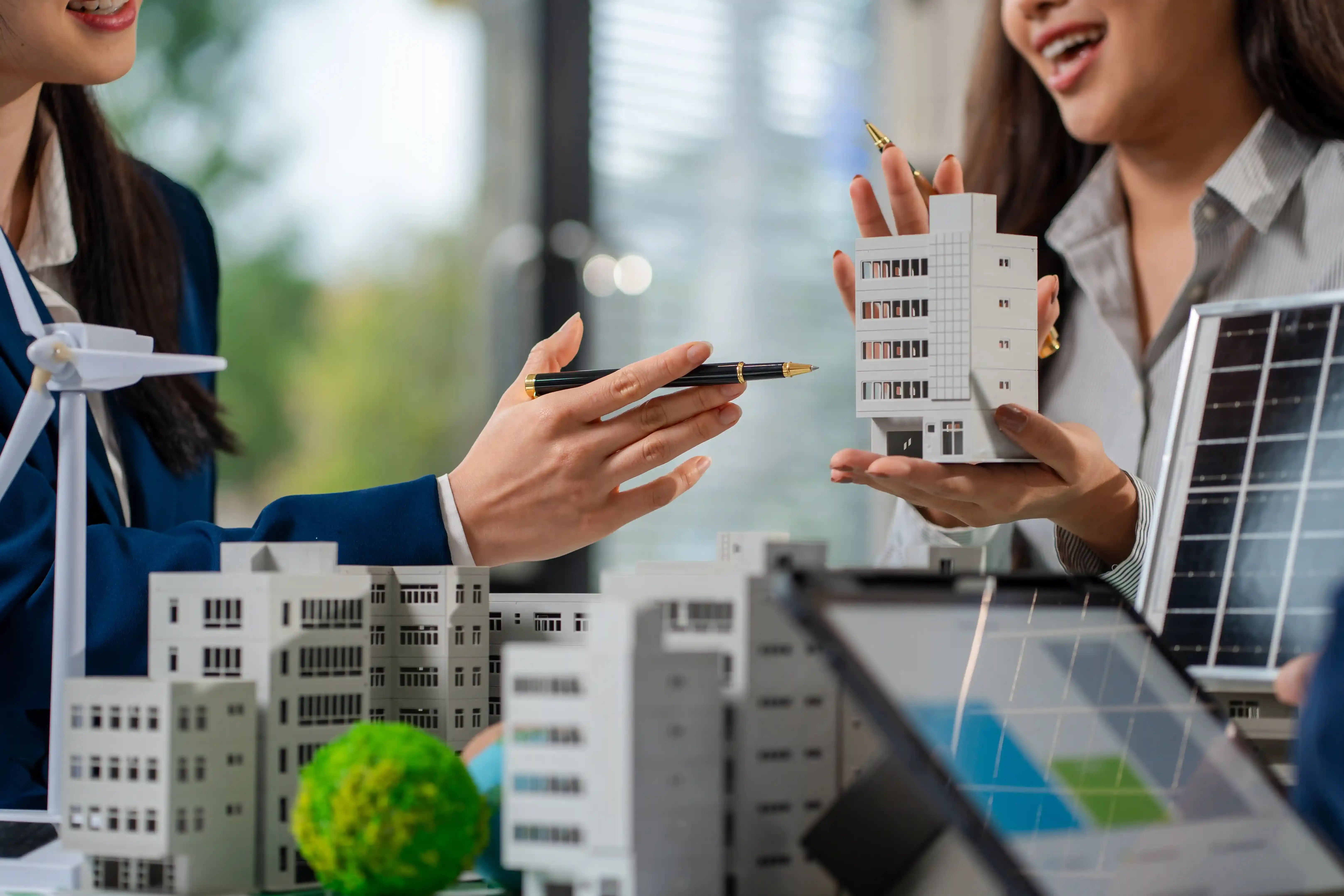 persona analizando datos